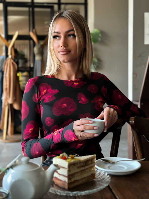 Bluzka kwiat czarne tło