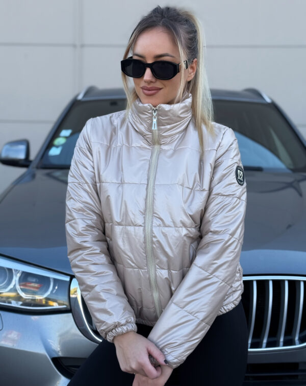 Kurtka pikowana z logo - beżowa perła