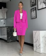 Komplet damski ze spódnicą i krótką marynarką- Różowy